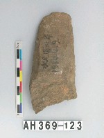 藏品(長條形打製石斧)的圖片